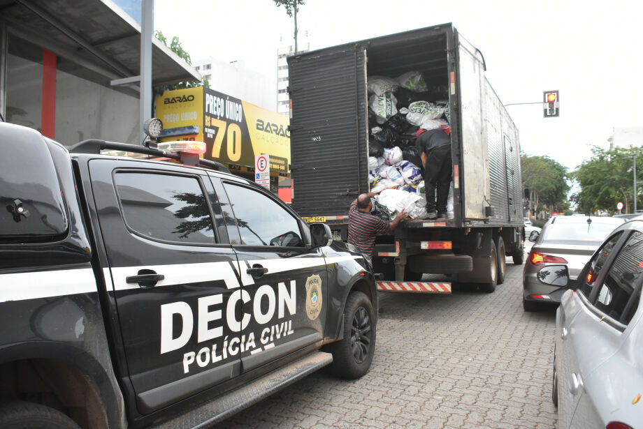 Polícia apreende estoque de tênis falsificados em lojas de Campo Grande  