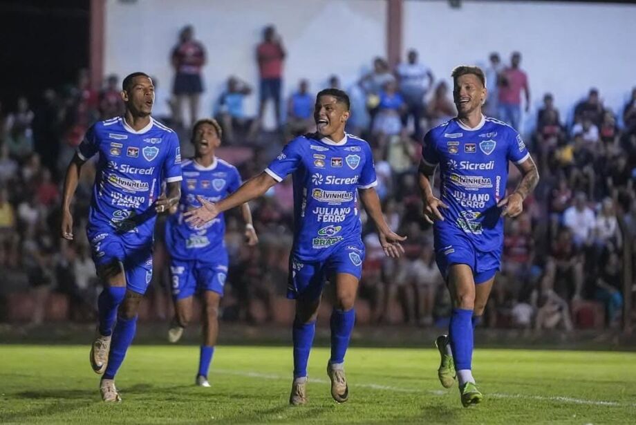 Ivinhema vence fora de casa e coloca "um pé" na final do Estadual  