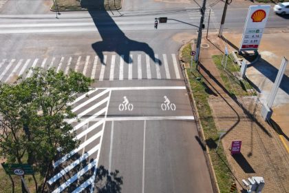 Prefeitura implanta área de espera exclusiva para motocicletas em cruzamentos com semáforo