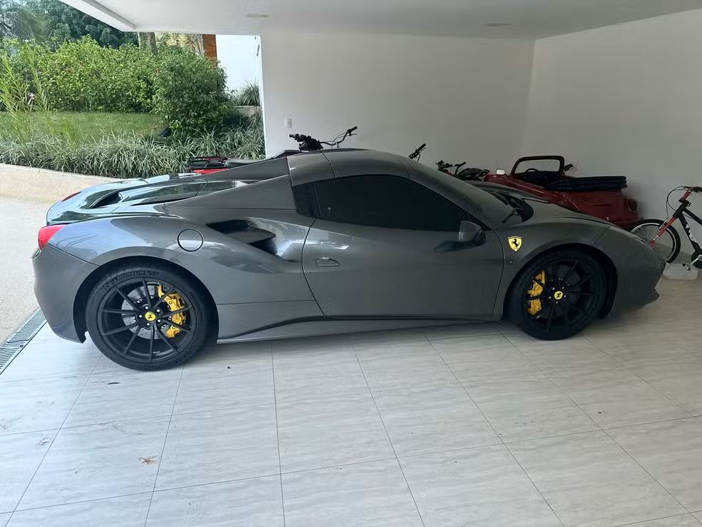 PF e Gaeco fazem operação em 4 estados contra quadrilha de roubo de cargas que tinha 'vida luxuosa'; Ferrari foi apreendida