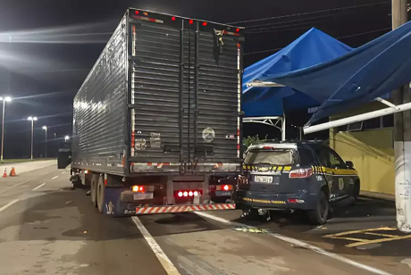 PF vai investigar motorista que jogou caminhão contra posto da PRF  