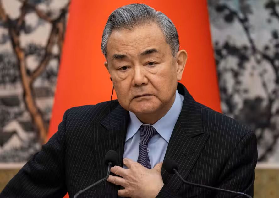 Pequim está pronto para assumir 'papel construtivo' na Ucrânia, diz chanceler chinês em Moscou