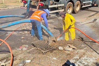 PREFEITURA ALERTA – Descarte irregular de lixo em bueiros agrava alagamentos, colabore!