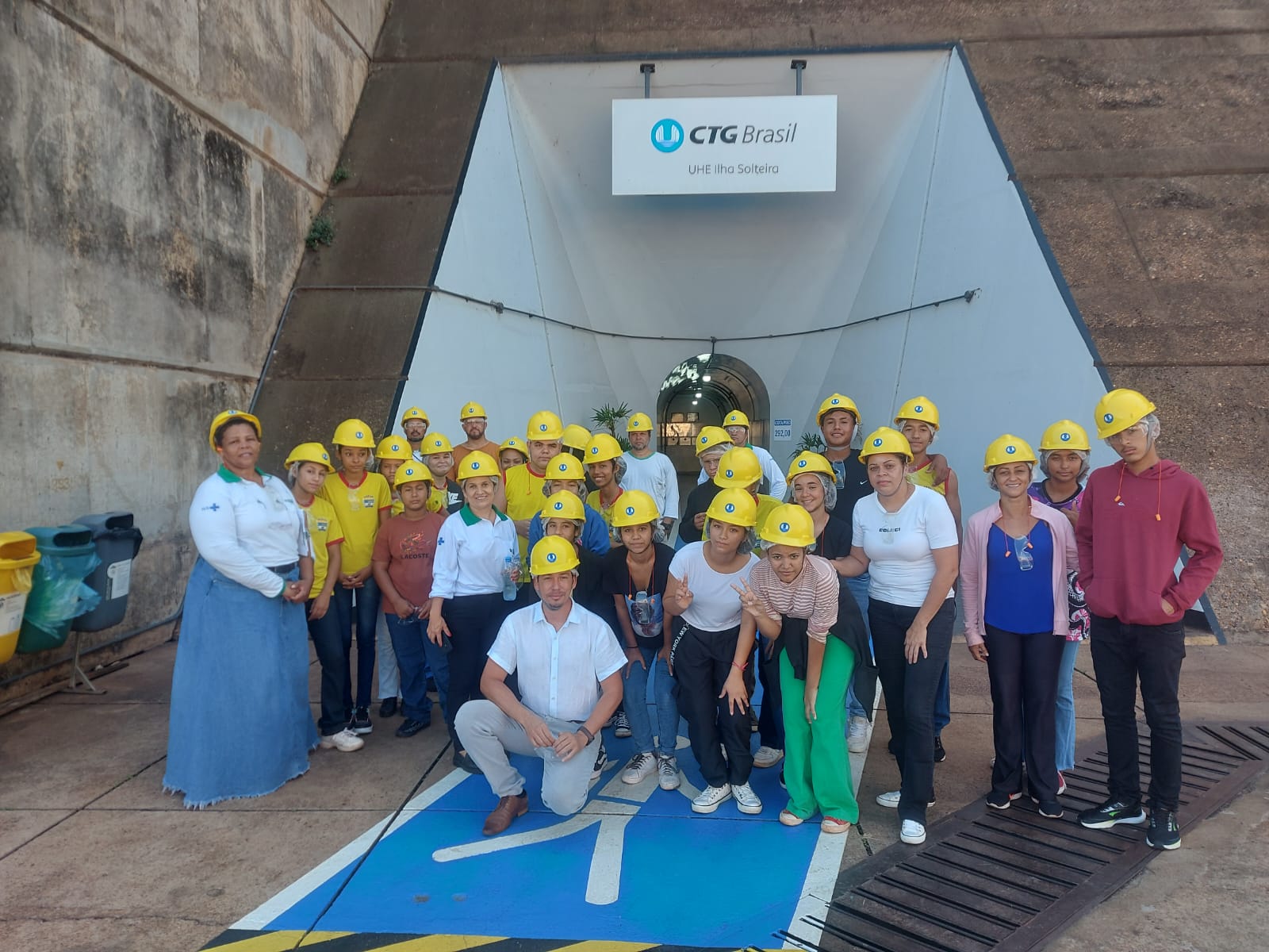 Alunos da Joaquim Camargo visitam usina hidrelétrica