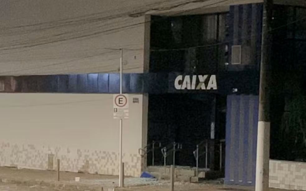 Criminosos armados atacam quartel da Polícia Militar e agência bancária em MG