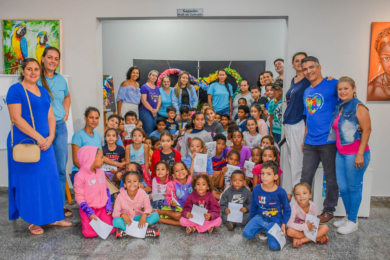 Crianças do SER Mais visitam Mostra com telas pintadas por crianças com TEA