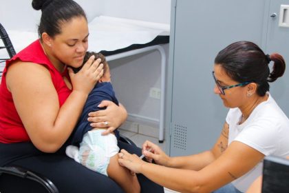 Saúde realiza ação na Feira Central para ampliar vacinação contra a gripe em grupos prioritários