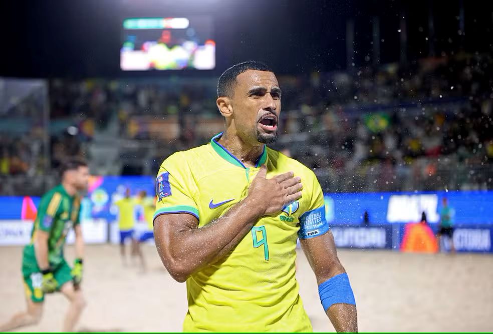 Brasil atropela a Espanha e vai à semi da Copa do Mundo de futebol de areia