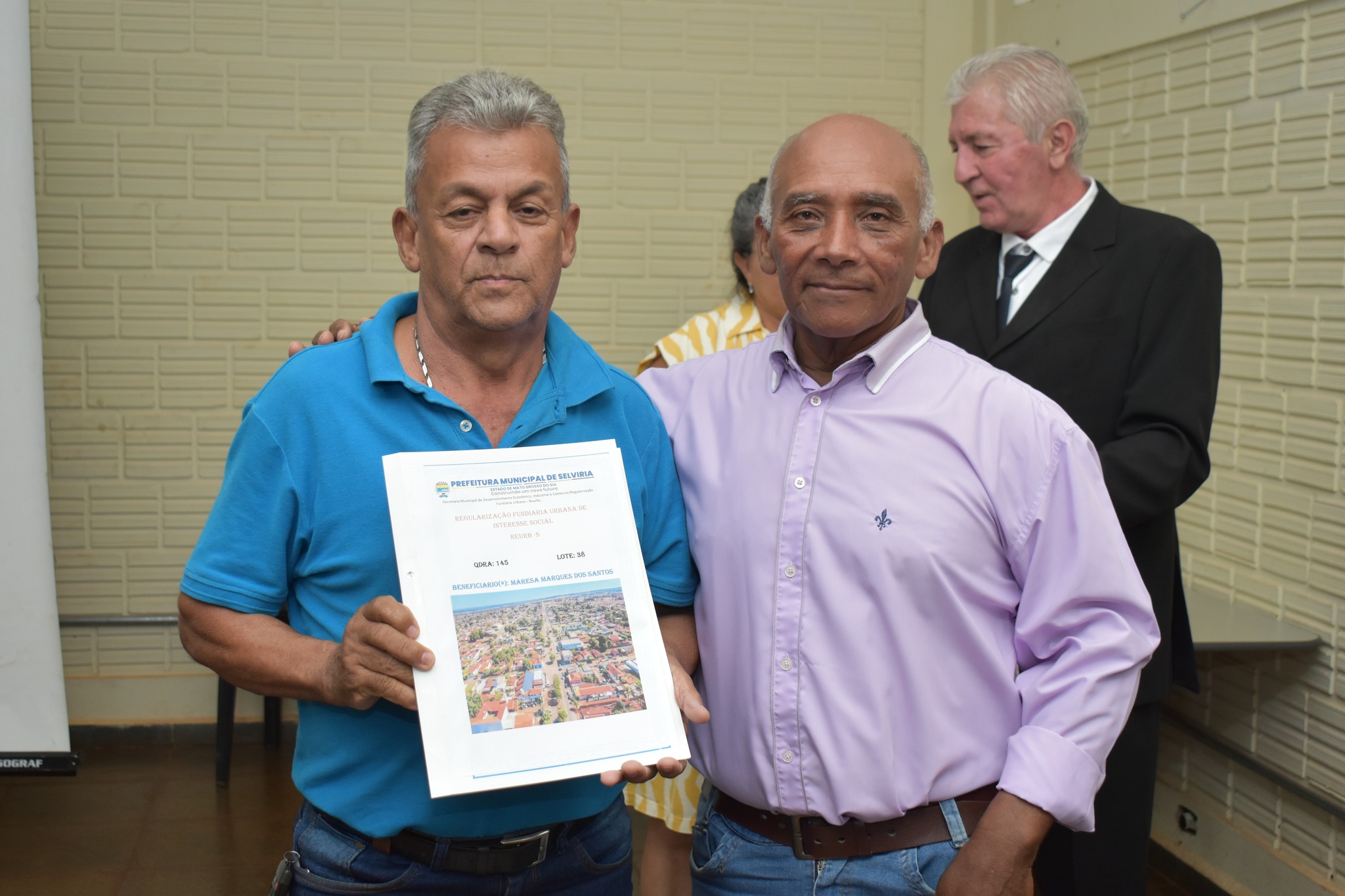 Prefeitura entrega títulos de regularização de imóveis em Selvíria e na Véstia