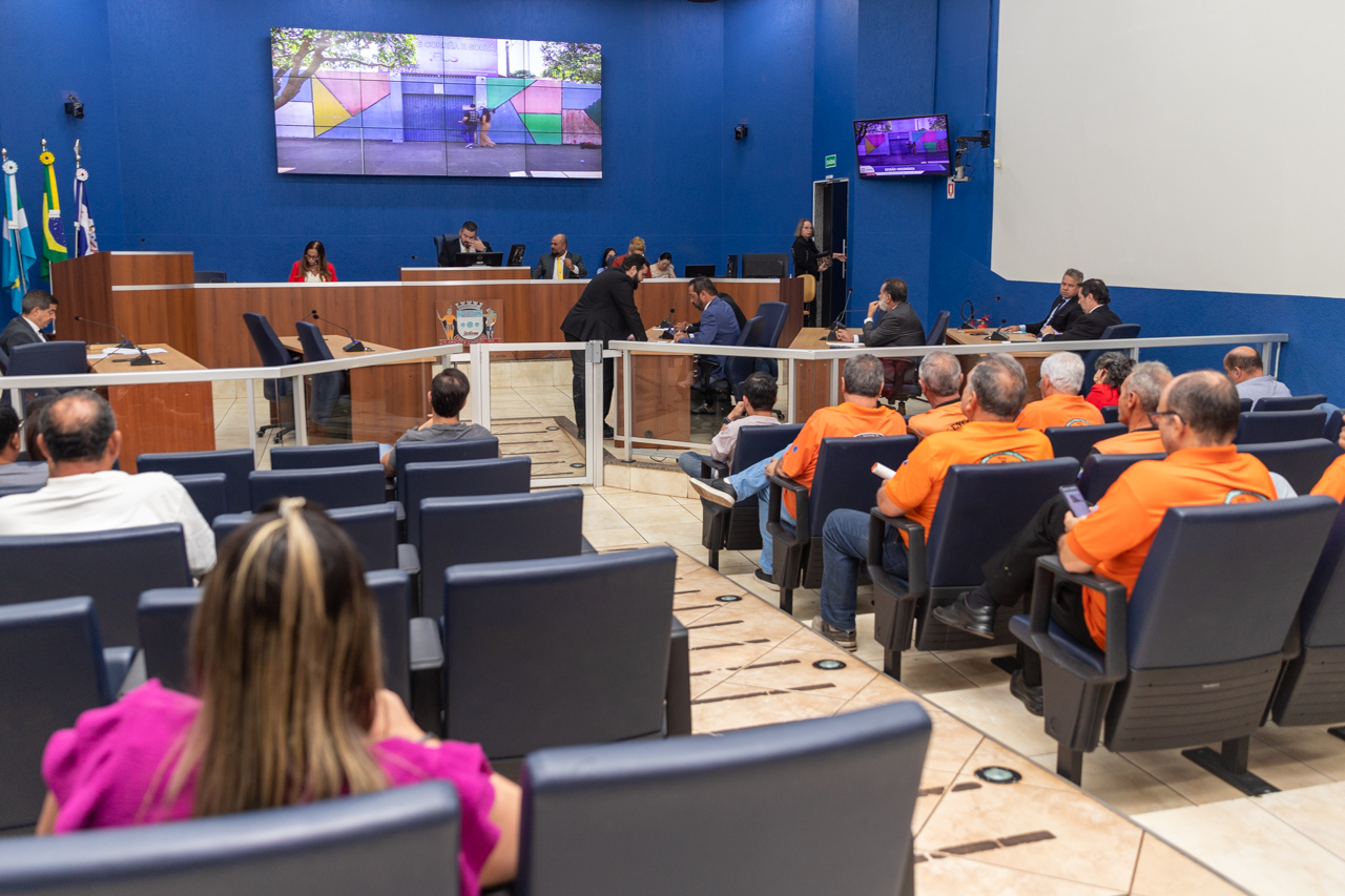  Legislativo aprova revisão salarial de servidores municipais e recurso para o encontro de carros antigos