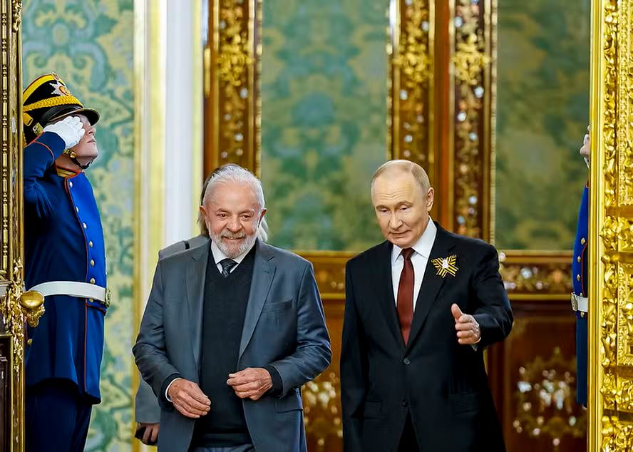 De volta a Moscou, Lula tenta convencer Putin a negociar