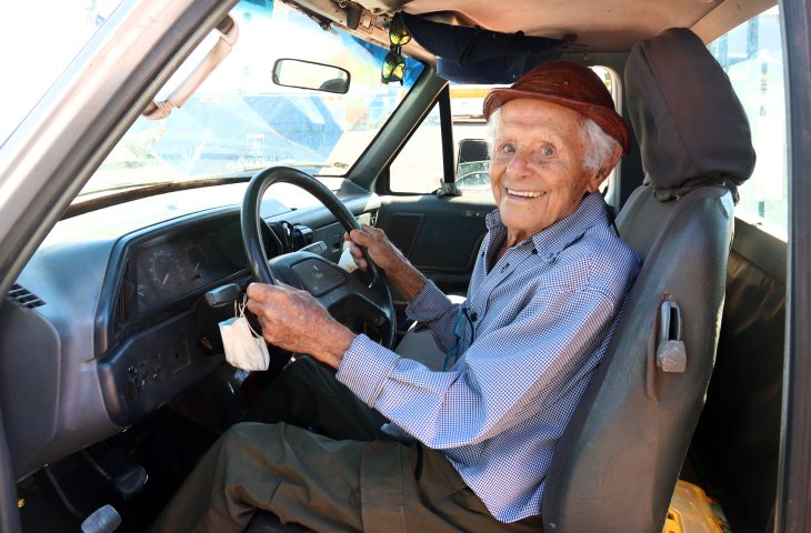 No volante da própria história: aos 102, Ranulfo renova CNH e se emociona ao ‘reconquistar’ independência