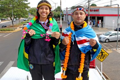 Três Lagoas comemora retorno dos atletas do Mundial de Muay Thai, realizado na Tailândia