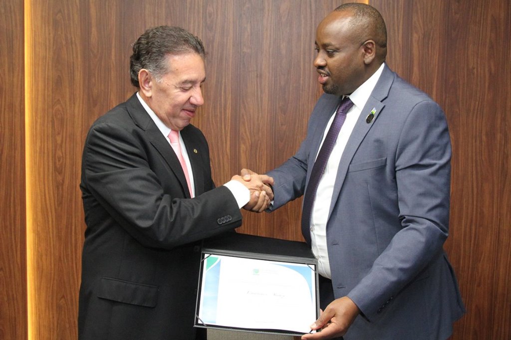 Presidente da ALEMS homenageia embaixador de Ruanda com diploma de Visitante Ilustre