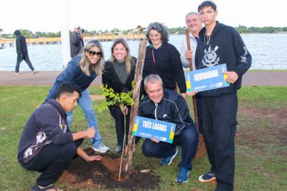 Atletas plantam 30 mudas de árvores na Lagoa Maior em alusão aos Jogos Escolares