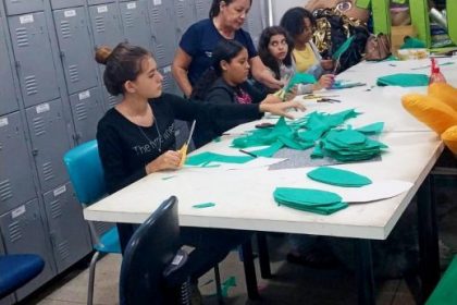 Alunos da Diretoria de Cultura participam da produção da decoração do Desfile de 110 Anos de Três Lagoas