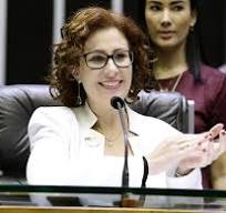 PGR pede prisão preventiva e inclusão de Carla Zambelli em lista da Interpol após deputada deixar o país