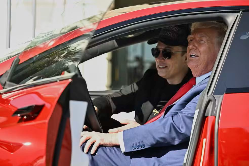 Após briga com Musk, Trump diz que vai ‘se livrar’ do Tesla que comprou