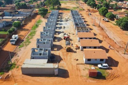 Prefeitura avança na construção de 50 casas populares no Jardim das Violetas