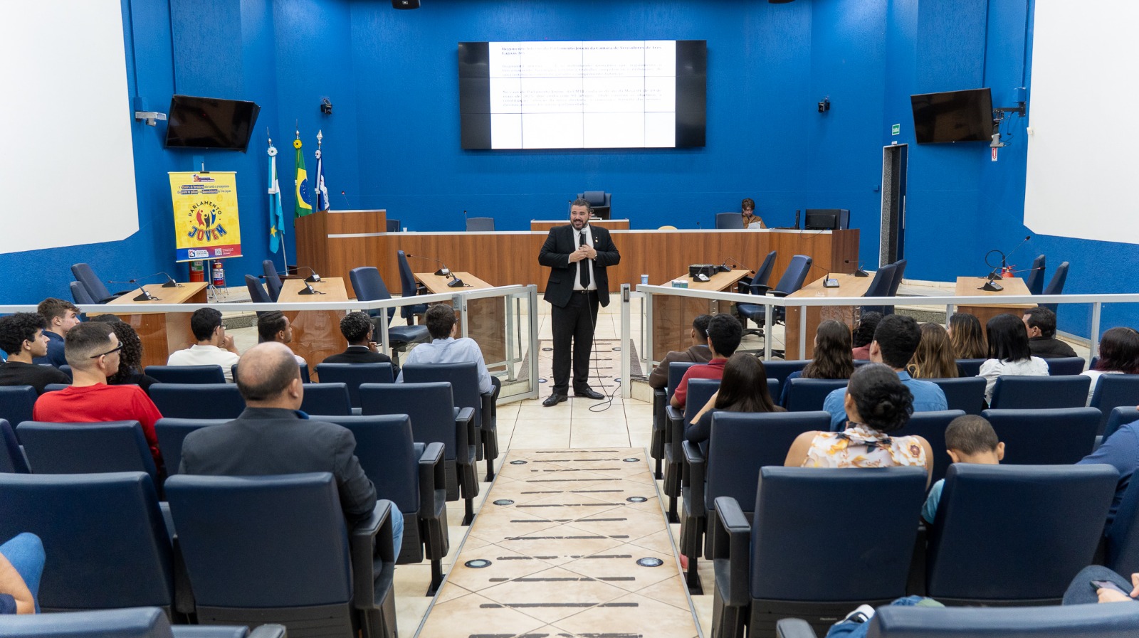 Jovens vereadores passam por capacitação sobre regimento interno