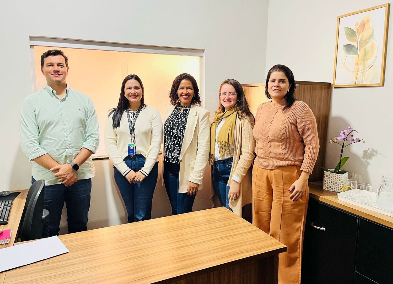 Representantes da Suzano e reúnem com secretária de Assistência Social