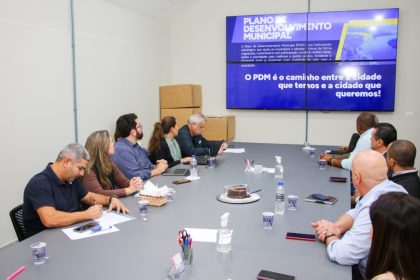 Prefeito e secretários participam de reunião com SEBRAE sobre o programa Cidade Empreendedora