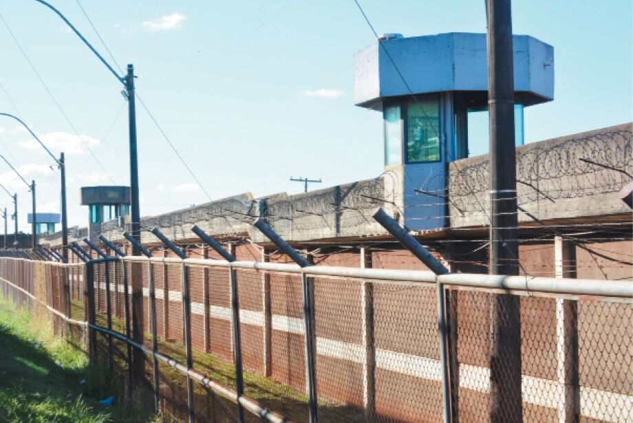 Combate a facções criminosas tem que começar nos presídios, defende delegado  