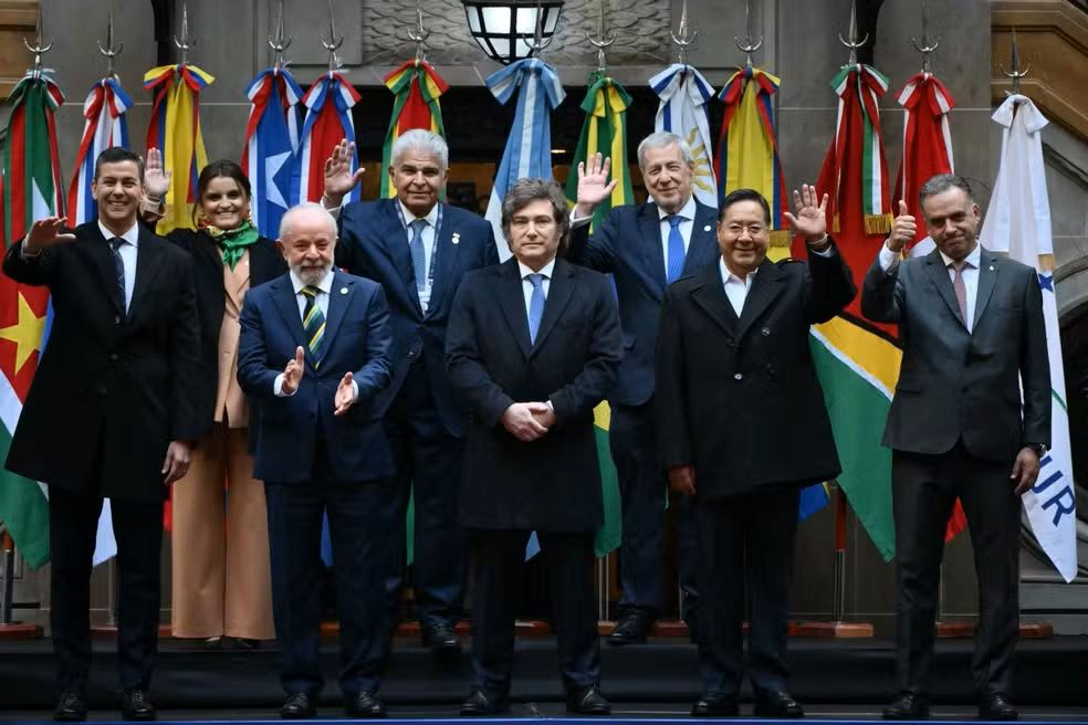 Após críticas de Milei ao Mercosul, Lula diz que estar no bloco 'protege' os países