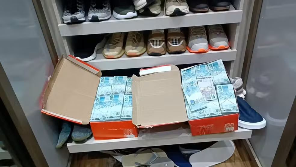 Operação contra tráfico internacional de drogas encontra mais de R$ 1,3 milhão em espécie dentro caixas de sapato em mansão de Foz do Iguaçu