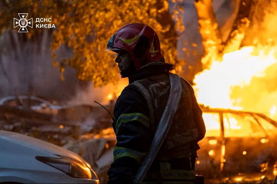 Ao menos um morto e 26 feridos em ataque noturno da Rússia em Kiev; veja imagens