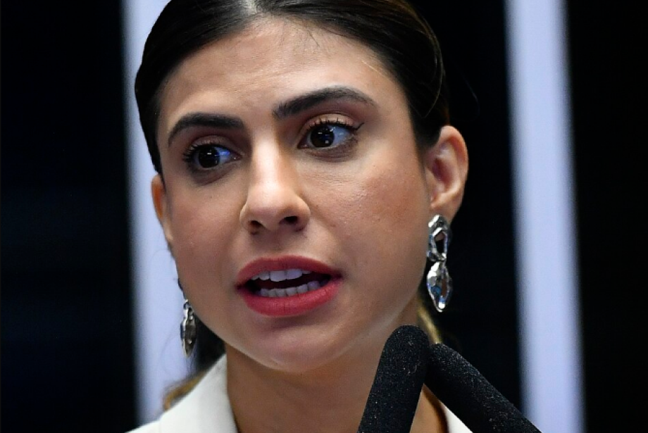 Camila Jara aciona PGR contra Jair e Eduardo Bolsonaro por crimes militares  