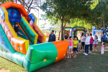 SEJUVEL disponibiliza brinquedos infláveis durante reforma do parquinho na Lagoa Maior