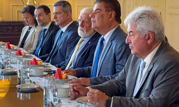 Senadores brasileiros buscam diálogo sobre tarifas impostas por Trump
