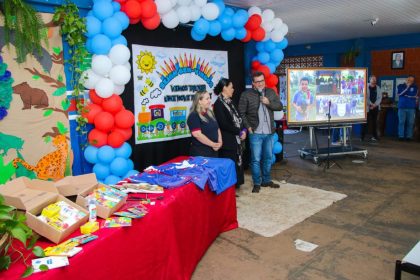 VOLTA ÀS AULAS – Prefeito Dr. Cassiano Maia realiza entregas de uniforme e kit escolares na Escola do Campo Antônio Camargo
