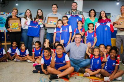 Prefeito entrega uniformes escolares e inaugura sala sensorial na Escola Municipal “Maria Eulália”