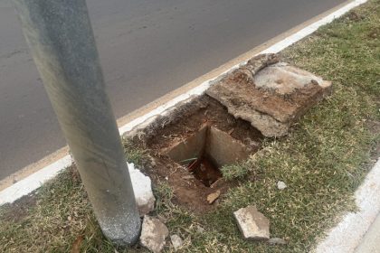 Fios elétricos são furtados e canteiro central da Avenida Clodoaldo Garcia fica sem iluminação