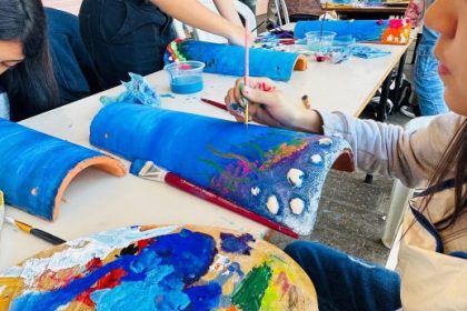 Alunos da Diretoria de Cultura têm aula especial com renomada artista plástica