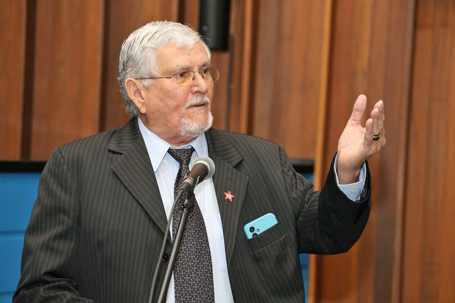 Zeca pede melhorias na rede de água, cascalhamento e patrolamento em comunidade de Rochedo