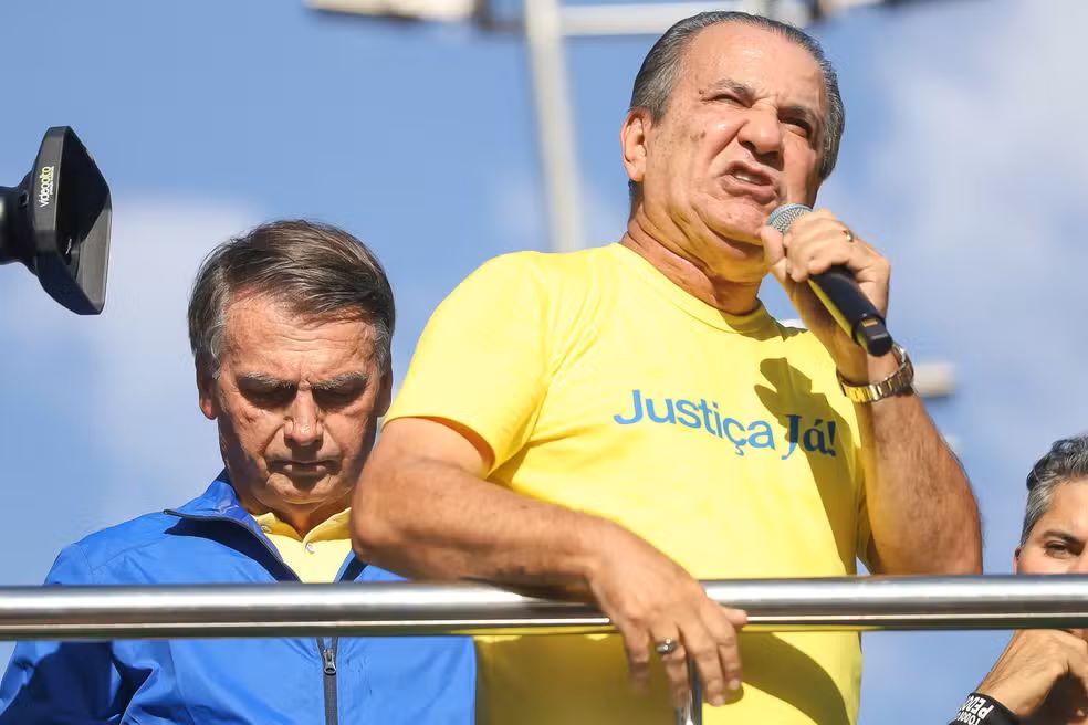 PF indicia Jair e Eduardo Bolsonaro por coação na ação penal do golpe e faz buscas contra o pastor Silas Malafaia