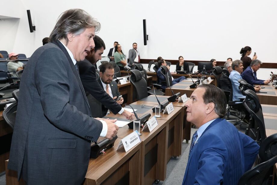 Contenda entre Eduardo Bolsonaro e Jair divide opiniões de deputados em MS  