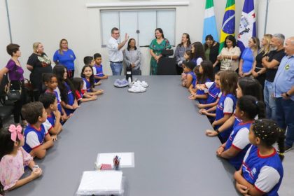 Crianças recebem ingressos de parque de diversão como reconhecimento pela participação no MS Alfabetiza