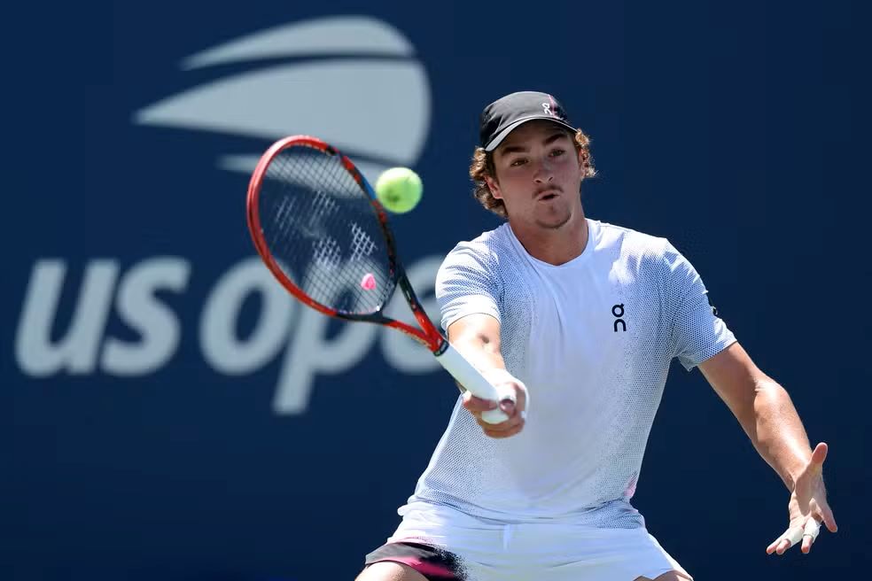 João Fonseca passa mal em quadra, mas vence Kecmanovic em estreia no US Open