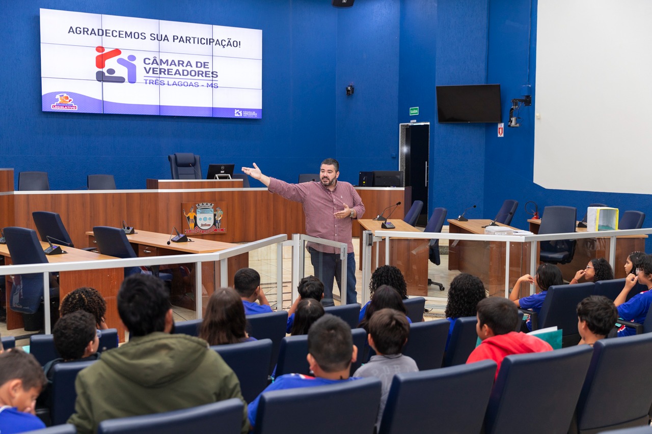 Alunos da EM Irmã Scheilla fazem tour pela Câmara e entregam carta com solicitações