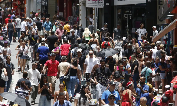 População brasileira chega a 213,4 milhões em julho de 2025