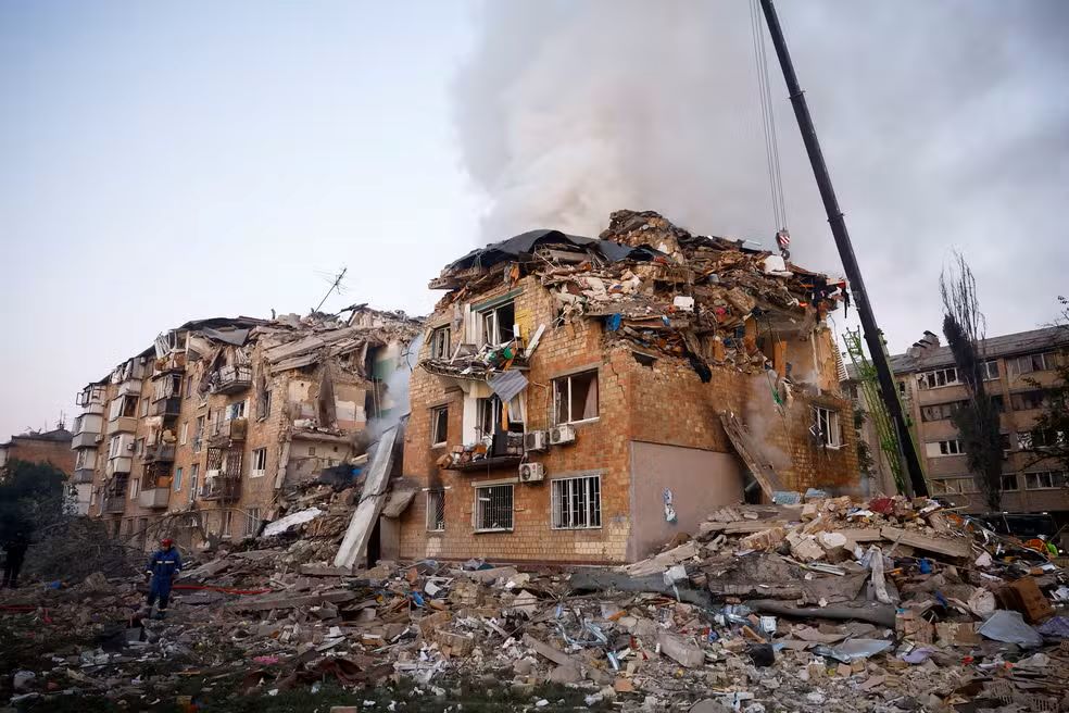 Ataque maciço da Rússia mata 17 em Kiev, incluindo 4 crianças, e atinge prédios diplomáticos