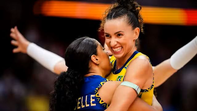 Brasil supera França em três sets e vai encarar Itália na semi do Mundial feminino