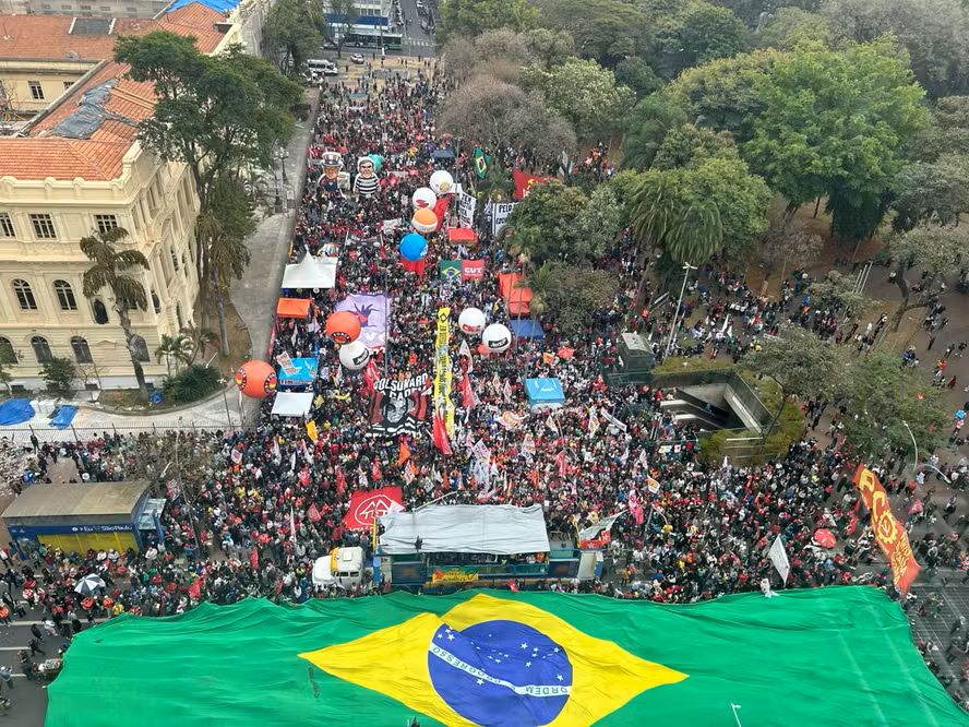 Com bandeira gigante, esquerda tenta resgatar símbolo nacional em ato pela soberania