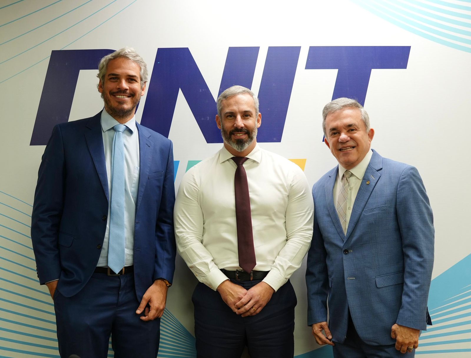 Vander Loubet e Tiago Botelho se reúnem com diretor nacional do DNIT para tratar de moradias populares