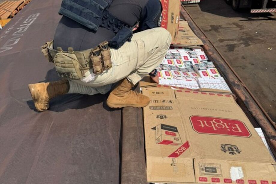 PRF apreende 350 mil maços de cigarro, cocaína e celulares contrabandeados 