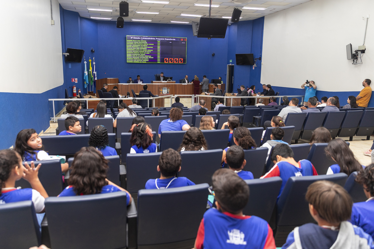 Alunos da Visita Guiada participam de sessão extraordinária